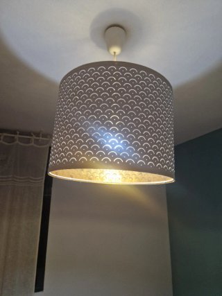 Lámpara de techo Ikea blanca y dorada
