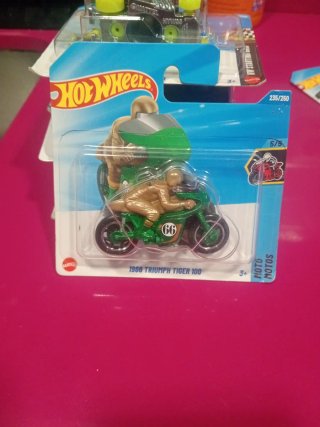 10 Hot Wheels TH cerrados.