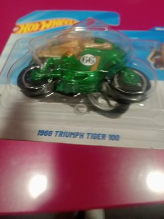 10 Hot Wheels TH cerrados.