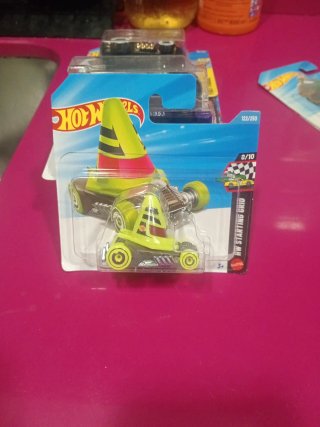 10 Hot Wheels TH cerrados.