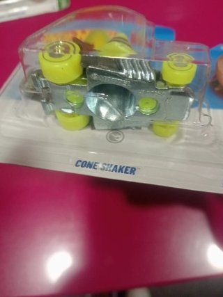10 Hot Wheels TH cerrados.