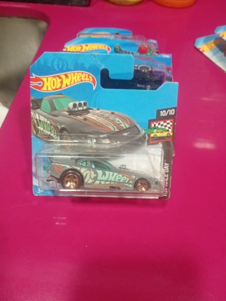 10 Hot Wheels TH cerrados.