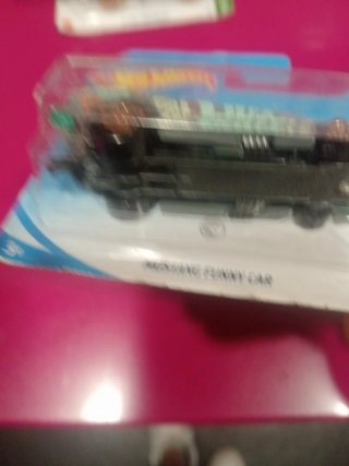 10 Hot Wheels TH cerrados.