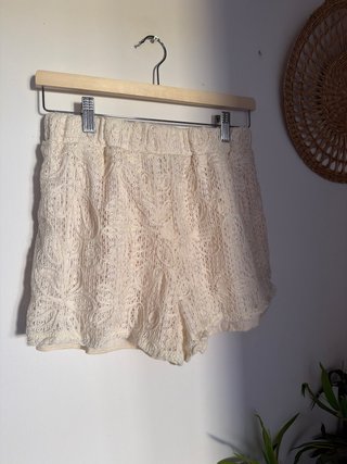 Pantalón corto bordado beige