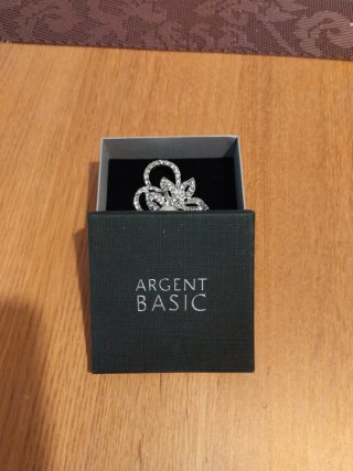 Broche flor con perla y pedrería