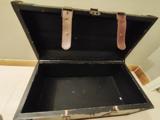 Baúl de madera y cuero