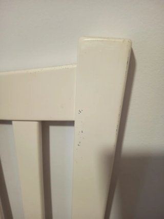 Cabezal de cama de madera lavada en blanco.