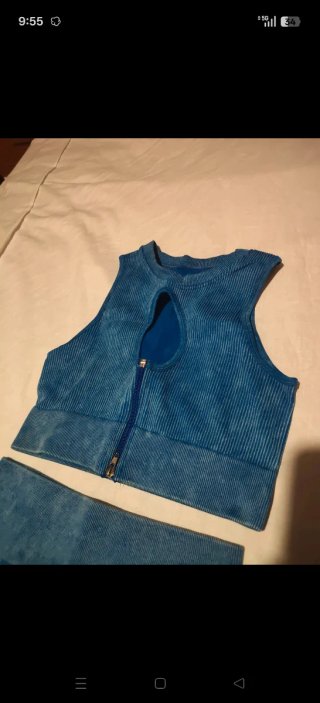 Conjunto deportivo azul