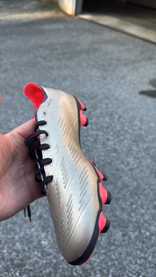Botas de fútbol doradas y rosas
