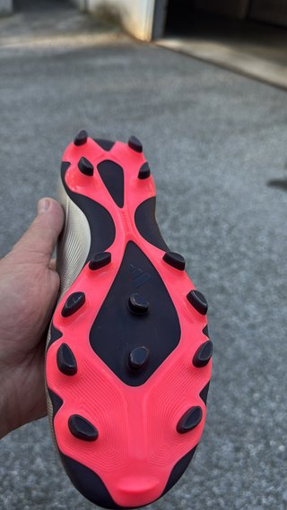 Botas de fútbol doradas y rosas