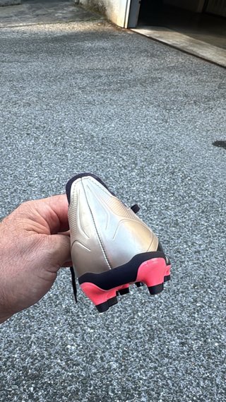 Botas de fútbol doradas y rosas