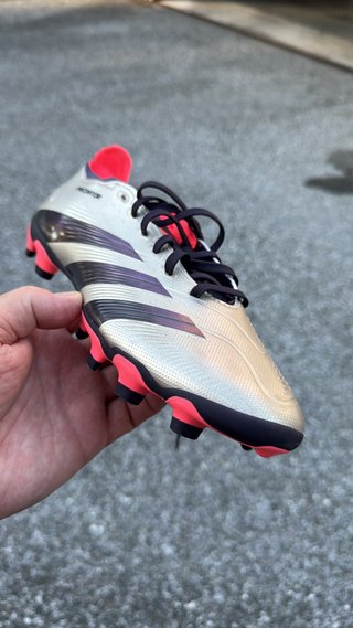 Botas de fútbol doradas y rosas
