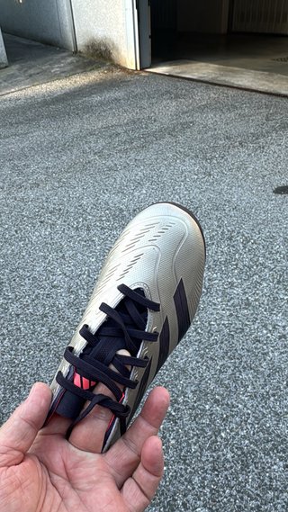 Botas de fútbol doradas y rosas