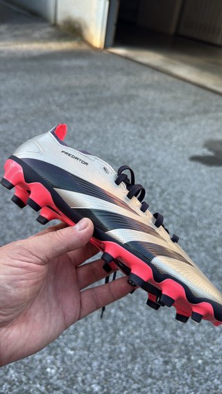 Botas de fútbol doradas y rosas