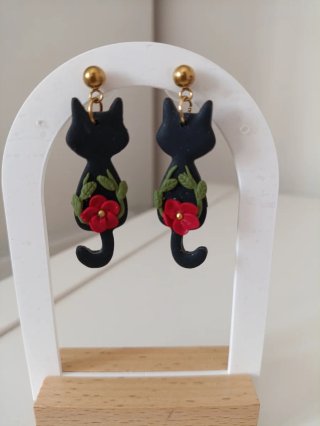 Pendientes gato negro con flores rojas acero inoxi