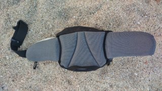 Riñonera Deuter naranja y gris para senderismo