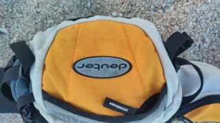 Riñonera Deuter naranja y gris para senderismo