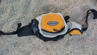 Riñonera Deuter naranja y gris para senderismo