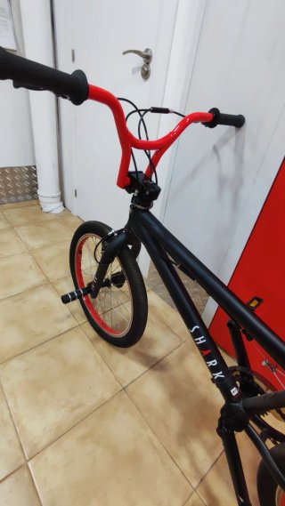 Bicicleta BMX Negra y Roja
