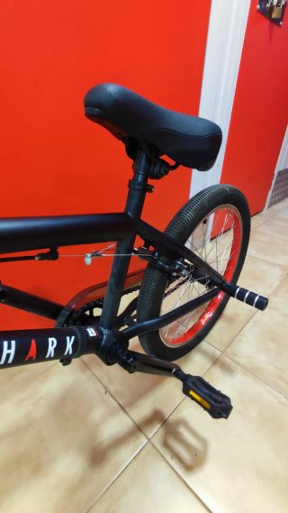Bicicleta BMX Negra y Roja