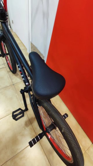 Bicicleta BMX Negra y Roja