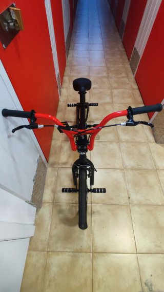 Bicicleta BMX Negra y Roja