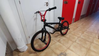 Bicicleta BMX Negra y Roja