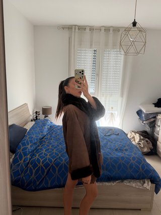 Cappotto con ecopelliccia marrone e nero