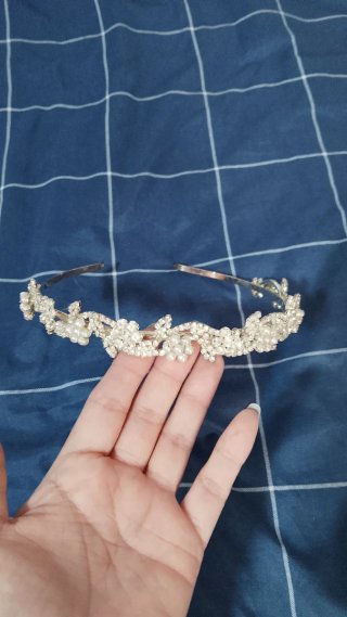 Tiara de boda plateada con perlas y pedrería