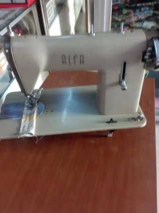 Máquina de coser Alfa