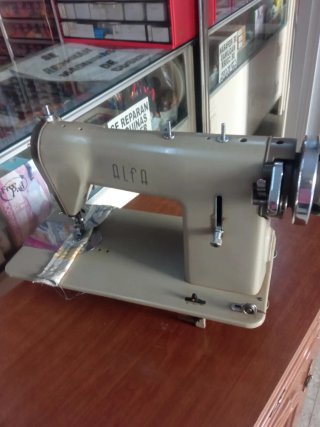 Máquina de coser Alfa