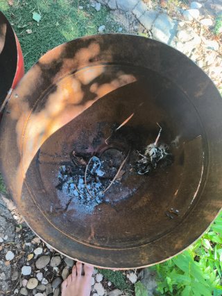 Barbacoa metálica roja y blanca