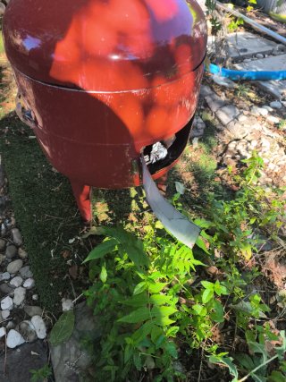 Barbacoa metálica roja y blanca