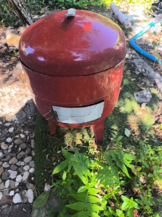 Barbacoa metálica roja y blanca
