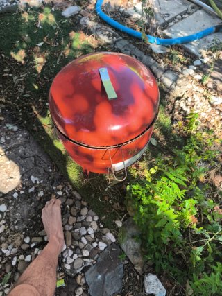 Barbacoa metálica roja y blanca