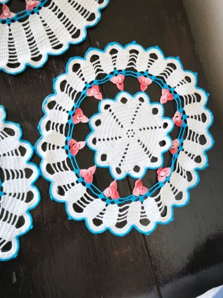 Conjunto de 3 naperons antigos em crochet flor azu