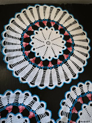 Conjunto de 3 naperons antigos em crochet flor azu