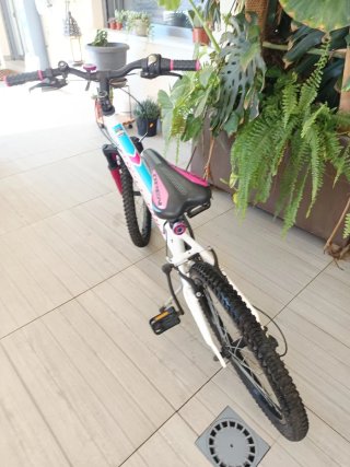 Bicicleta 20 blanca y fucsia Megamo