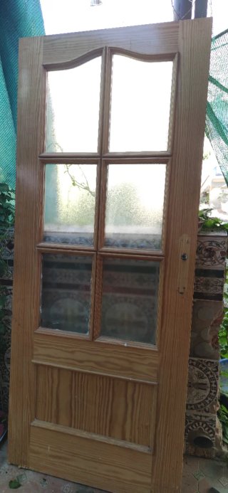SE REGALA. Puerta de madera con cristales