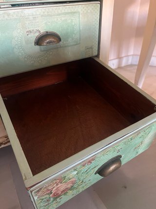 Mueble auxiliar vintage verde y blanco