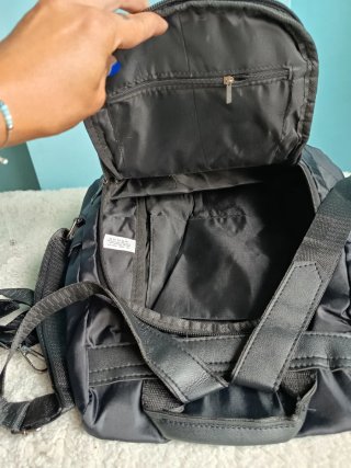 Mochila negra antirrobo