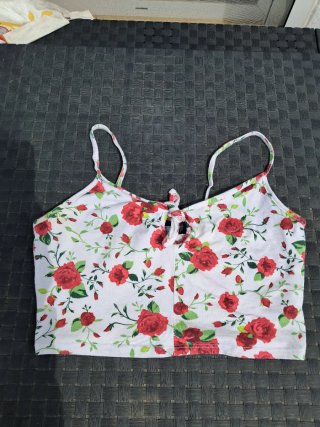 Top floral blanco con rosas rojas