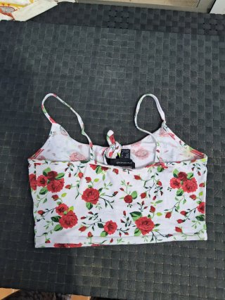 Top floral blanco con rosas rojas
