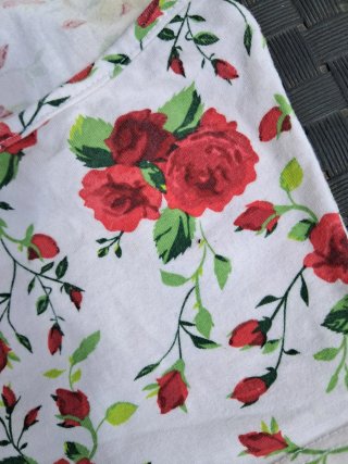 Top floral blanco con rosas rojas