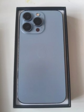 iPhone 13 Pro 256GB Azul Sierra y cargador
