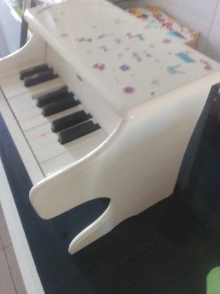 Piano de juguete blanco