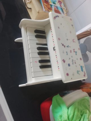 Piano de juguete blanco