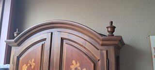 Armario de pino macizo con puertas decoradas