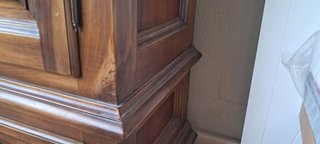 Armario de pino macizo con puertas decoradas