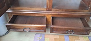 Armario de pino macizo con puertas decoradas
